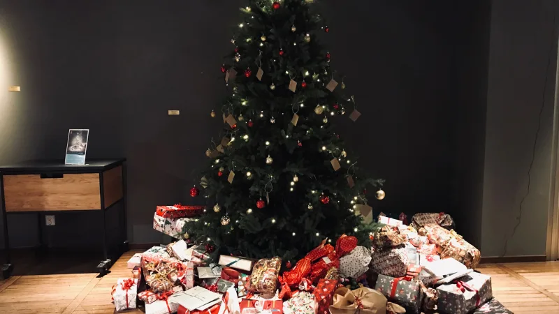 Ensam julgran söker klappar på Clarion Hotel® Amaranten