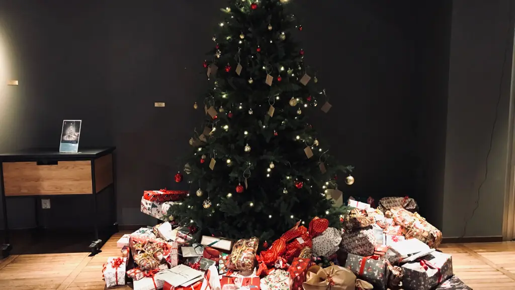 Ensam julgran söker klappar på Clarion Hotel® Amaranten