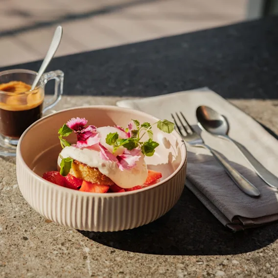 Jälkiruoka mansikoilla, kakulla, kermalla ja kahvilla Restaurant NORissa Clarion Hotel Helsinki Airportissa.