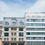En rad olika byggnader under en blå himmel. En byggnad har texten 'HOTEL' på fasaden.