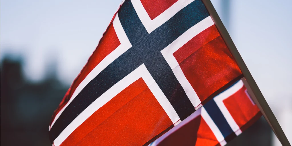 Norsk flagga mot blå himmel
