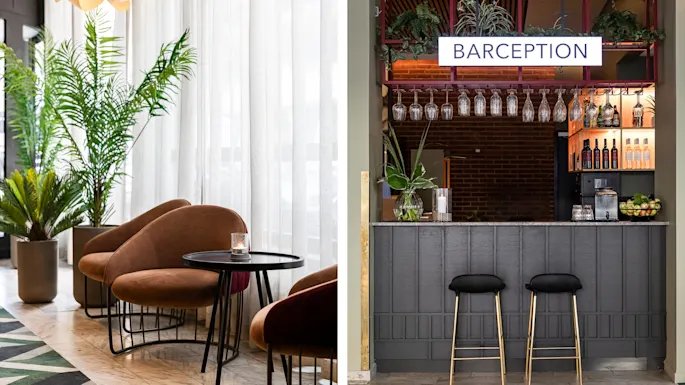 Fløyelsstoler ved et lite bord nær en plante og vindu; en bar med skiltet "BARCEPTION" presenterer glass og flasker i et mursteinsrom.