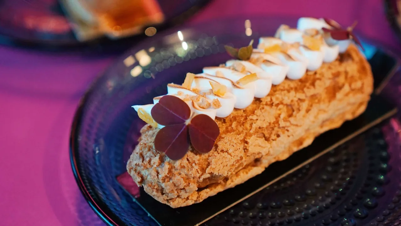 A sweet cake in a pink room at Heurlins.