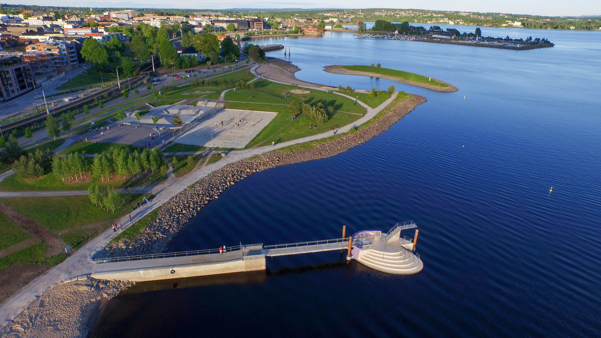 Hamar - Koigen Beach Park with the diving tower - Photo by Skyphoto.no, Hamar Kommune_16_9