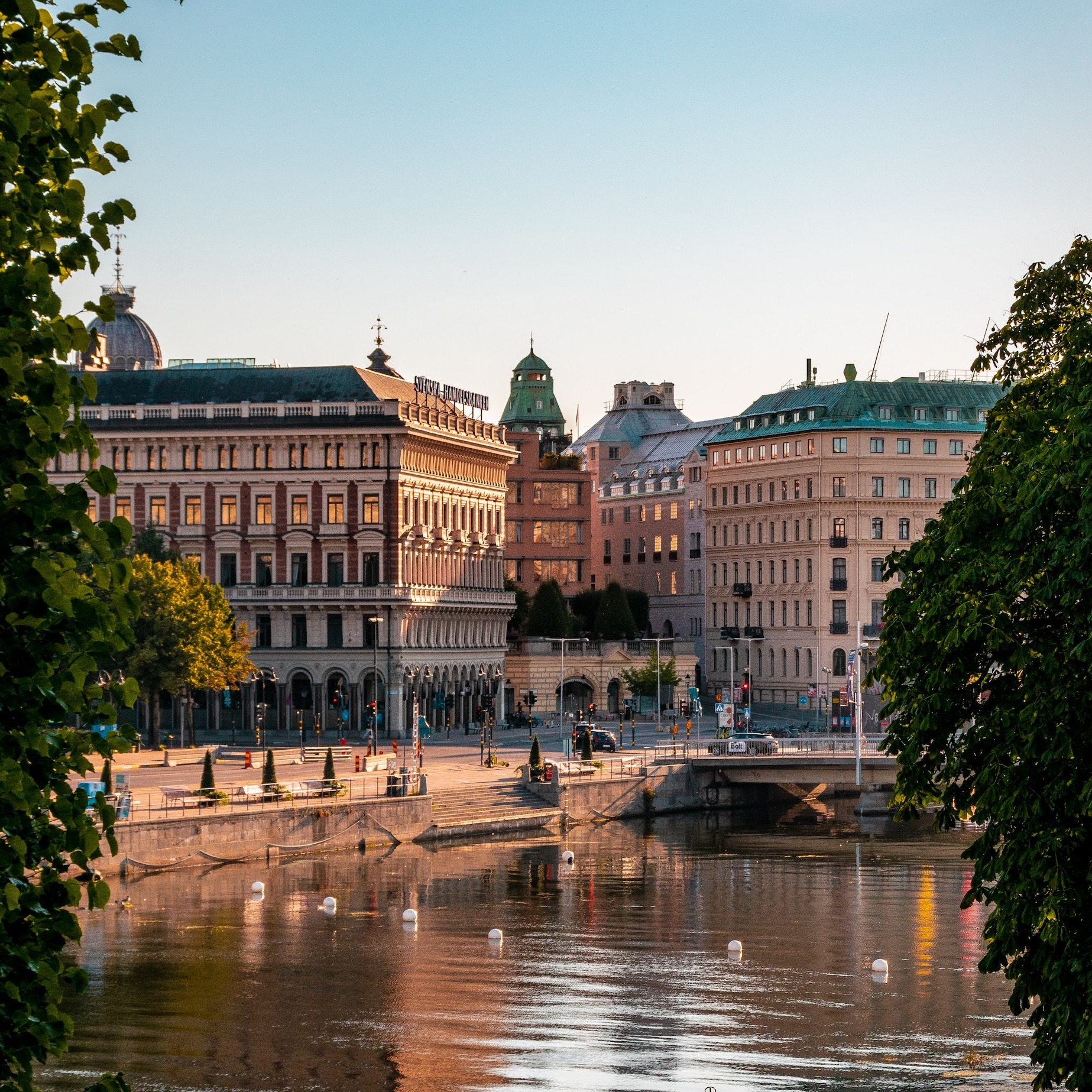 Stockholm stad i solljus.