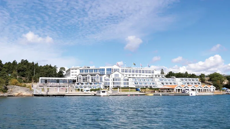 Hotellet Stenungsbaden Yacht Club ligger precis vid vattnet. 