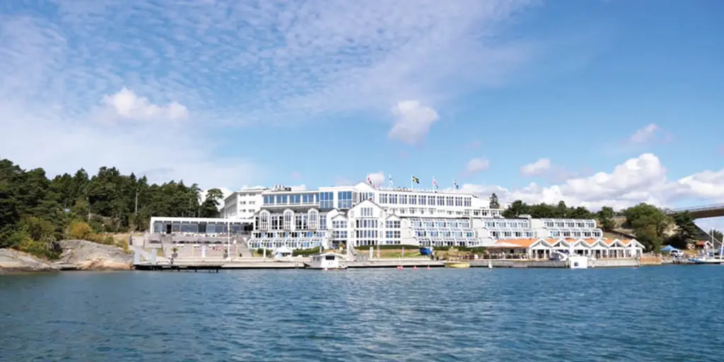 Hotellet Stenungsbaden Yacht Club ligger precis vid vattnet. 