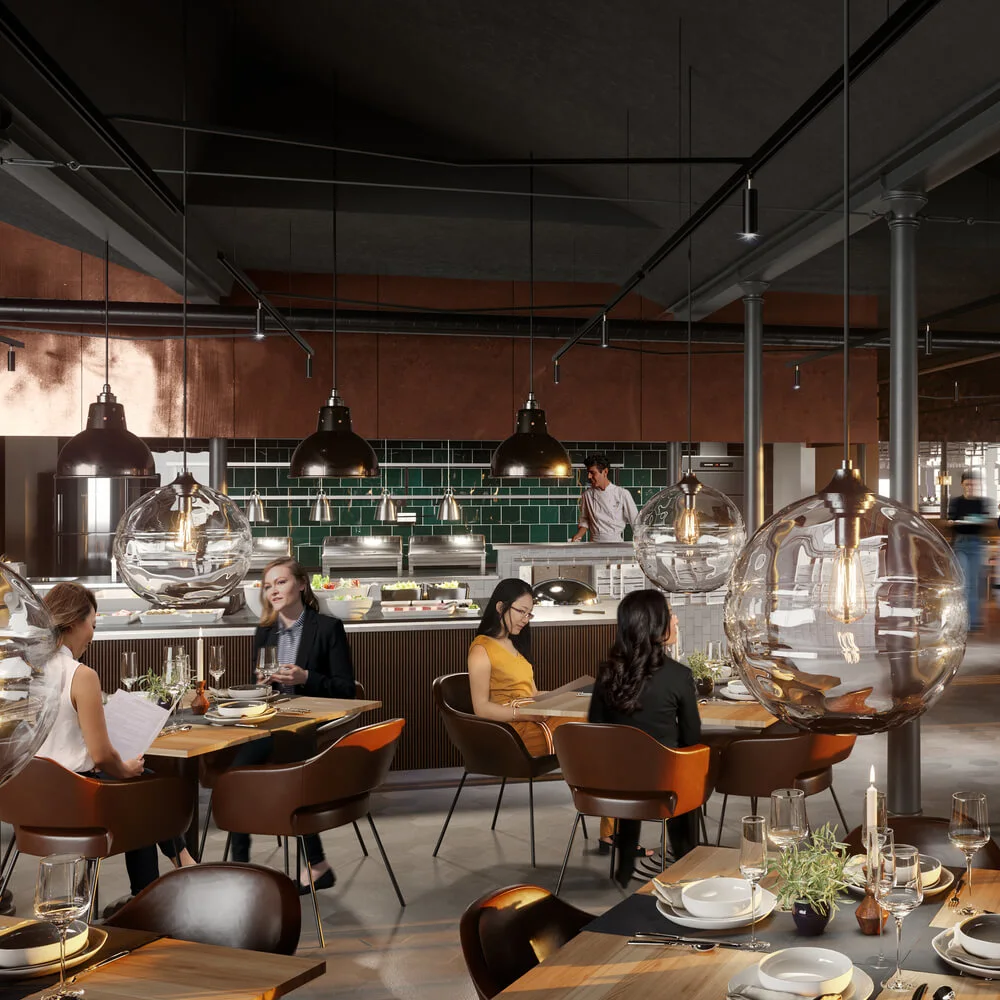 Restaurantgæster spiser og samtaler ved borde; tjenere bevæger sig mellem dem. Varm belysning og stilfuld indretning skaber en indbydende atmosfære, med en moderne bardisk og åbent køkken i baggrunden.