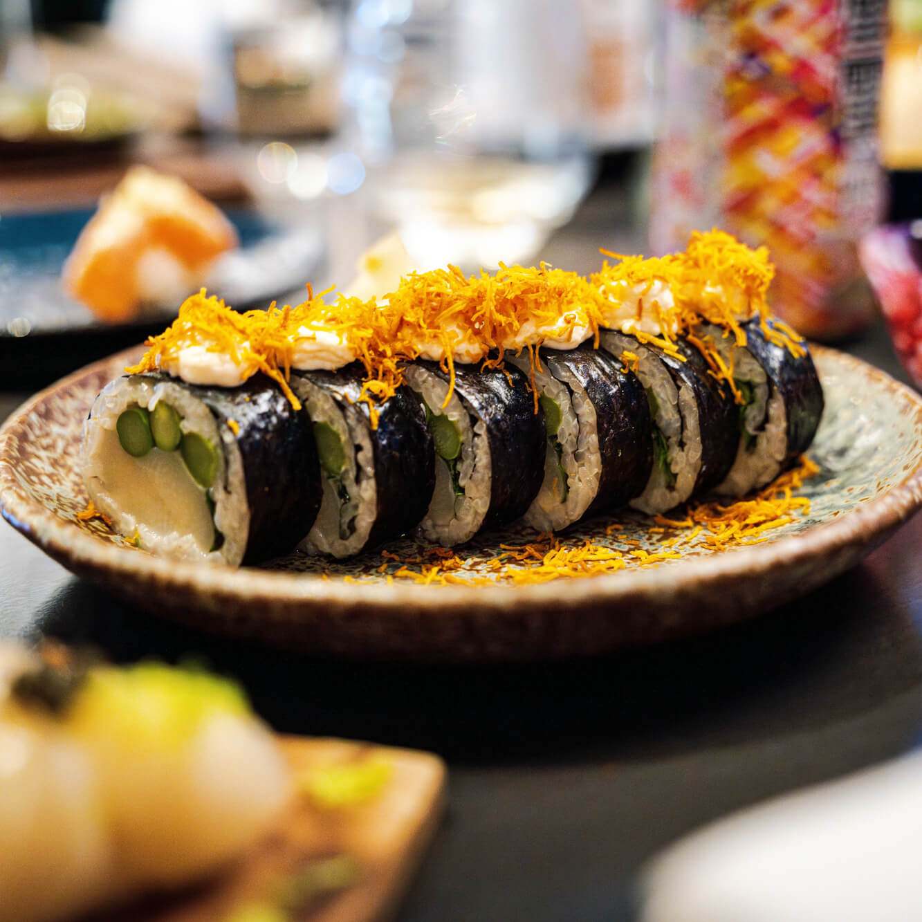 Färgglad sushi serverat på restaurang.