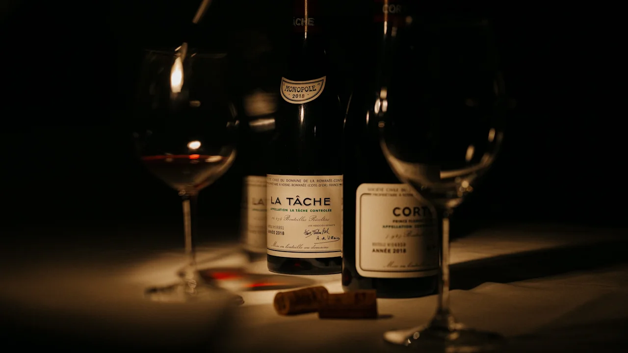 Hotel Kämp – Restaurant À La Kämp: Viinipulloja ja laseja maisteluun. Etiketit: MONOPOLE 2018, LA LA TACHE, ANNEE 2018, CORT.