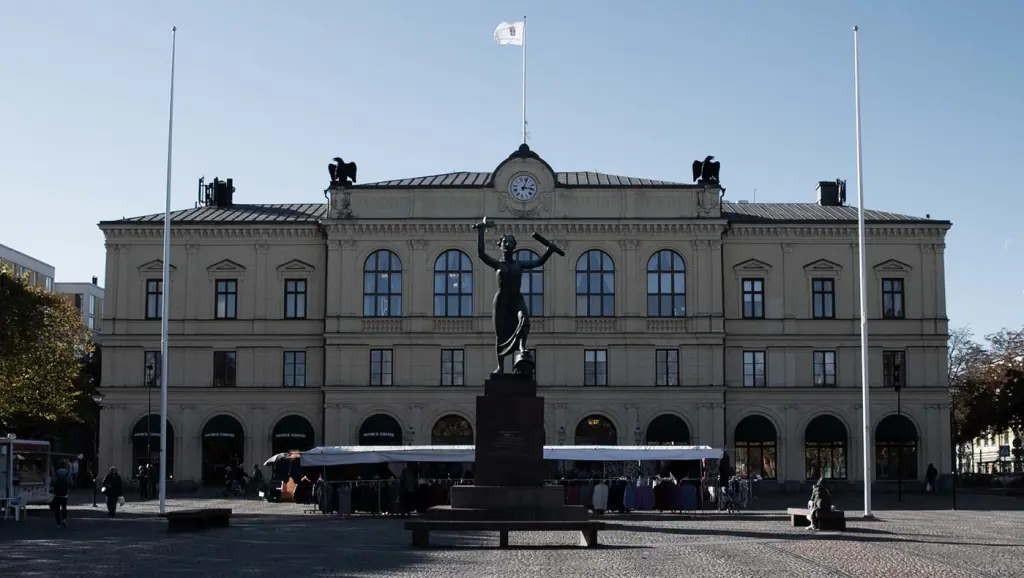 Karlstad town square, peace monument, building