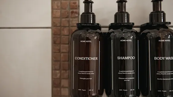 Baderomsartikler på Home Hotel Norre Park i Halmstad: balsam, sjampo og kroppsvask.