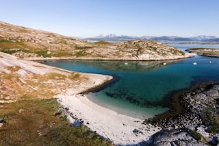 Strand med utsikt mot fjell nær Bodø