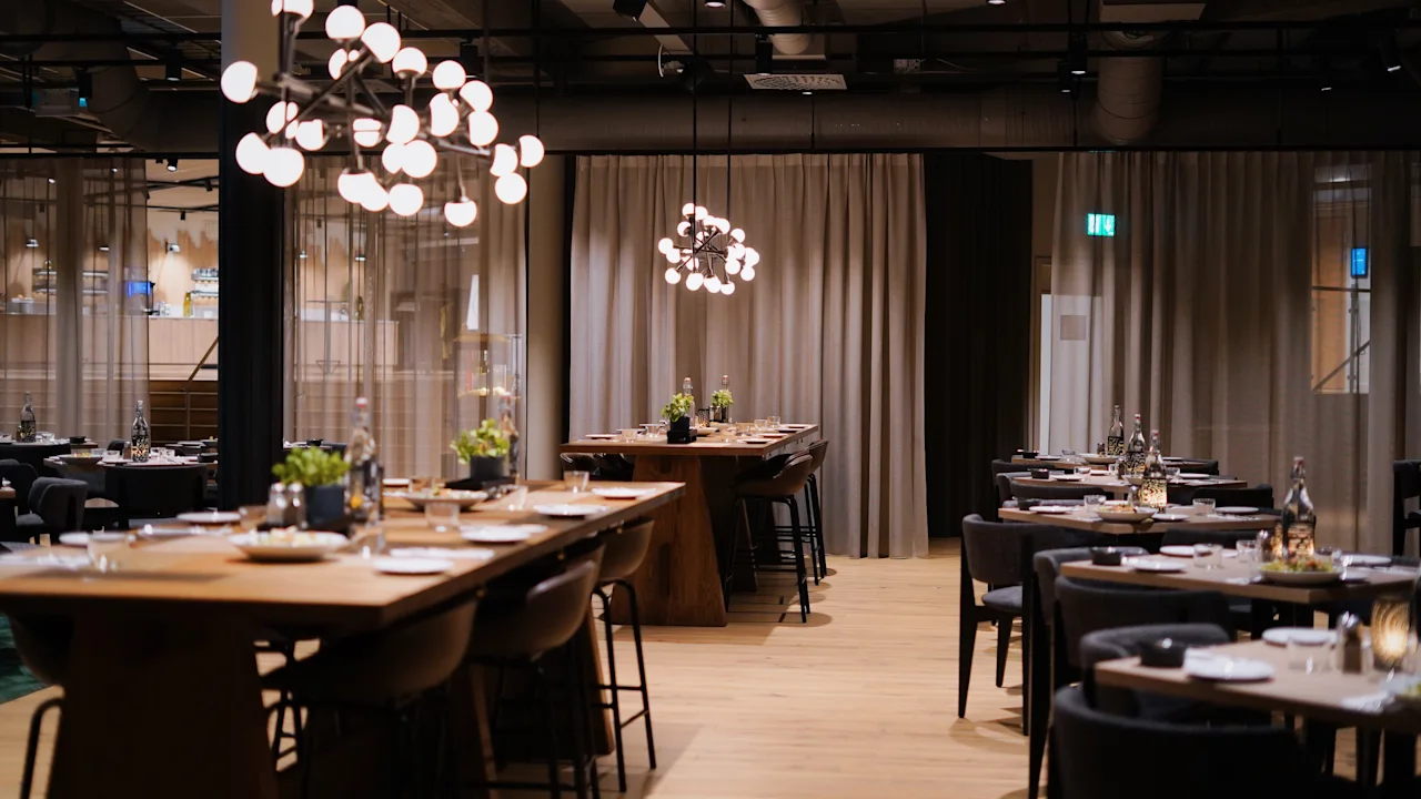 Quality Hotel Arlanda XPO's elegante spisesal, forberedt for gjester med vakkert dekkede bord og varm belysning.