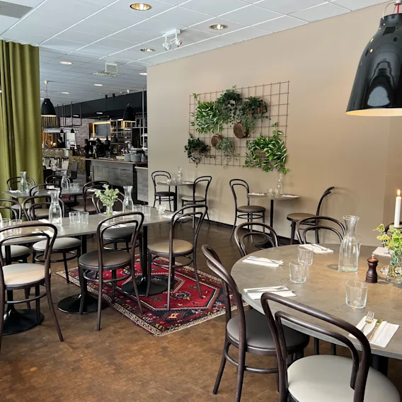 Quality Hotel Royal Corners inbjudande restaurang, med elegant dukade bord och en varm atmosfär för middagar.