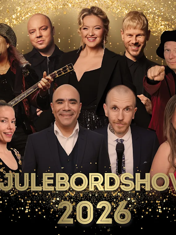 En gruppe artister, noen med instrumenter, som smiler og poserer mot en festlig, glitrende bakgrunn. JULEBORDSHOW 2026.