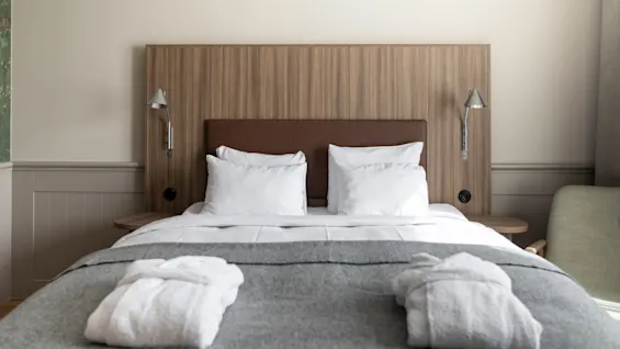 Home Hotel Tapto: En välkomnande scen där gäster njuter av hotellets bekvämligheter och mysiga atmosfär.