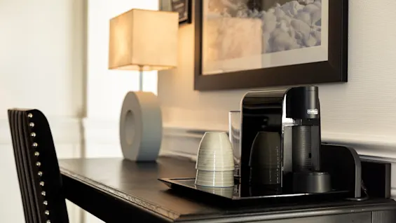 Home Hotel Atlantic - Deluxe Room - Lamp and coffee