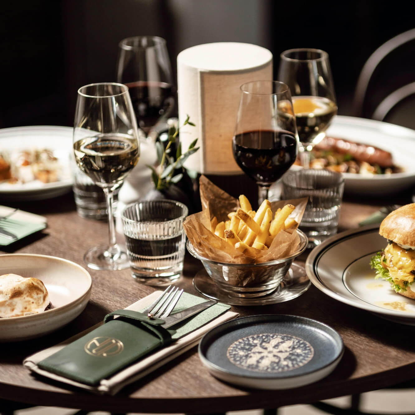 Hamburgare och pommes frites på restaurang NOR i Sundsvall.