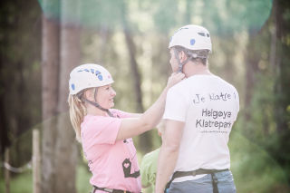 couple-at-HelgoyaKlatrepark-putting-on-helmets