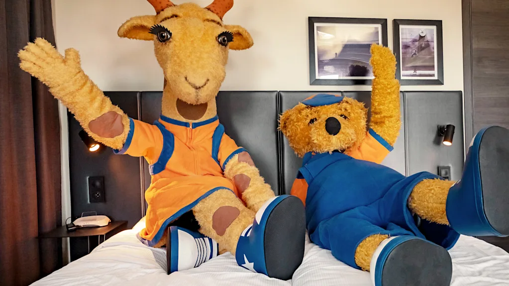 Quality Hotel™ -vieras nauttimassa rentouttavasta hetkestä modernissa ja kutsuvassa hotelliympäristössä.