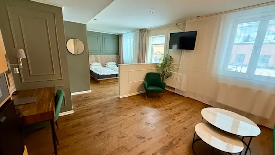 Junior sviitti Comfort Hotel Linköping Cityssä. Tilava hotellihuone, jossa erillinen makuutila, työpöytä ja oleskelualue.