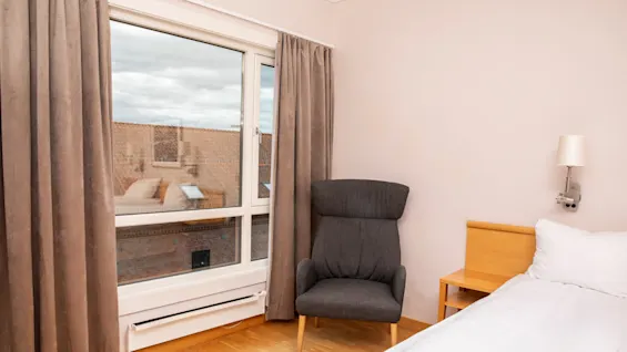Standard doubleromm at Home Hotel Bryggen, with chair bed and window. 