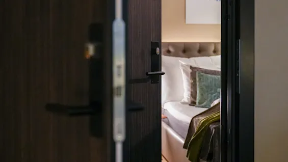 Et innbydende glimt inn i et moderne hotellrom på Clarion Hotel The Hub, med en koselig seng og stilfull innredning.