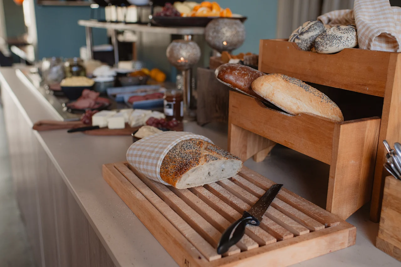 En läcker hotellfrukostbuffé med ett urval av färskt bröd, ostar och charkuterier uppdukat för gästerna.