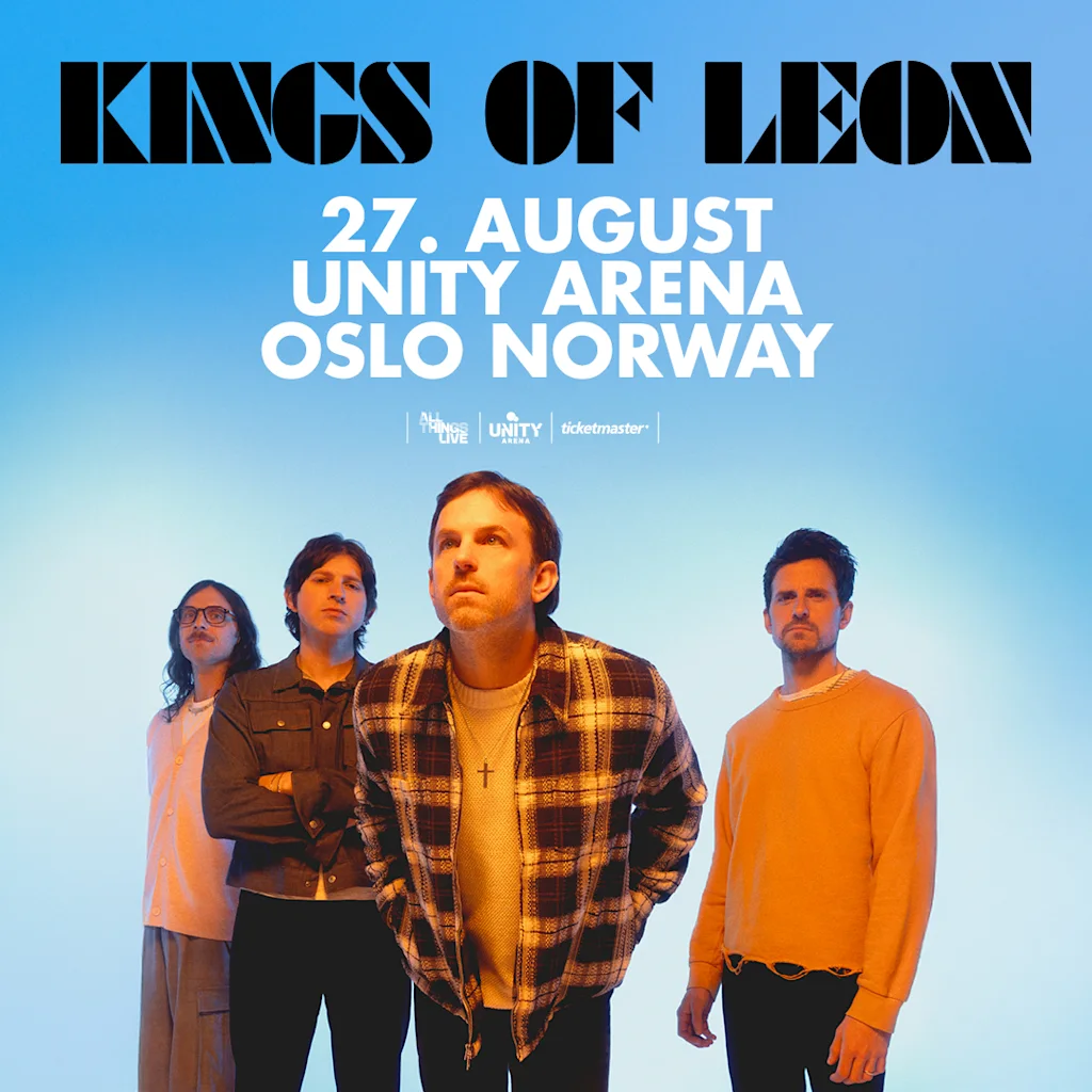 Fire personer står mot en blå bakgrunn og ser fremover. Tekst: "KINGS OF LEON 27. AUGUST UNITY ARENA OSLO NORWAY" med logoer nedenfor.