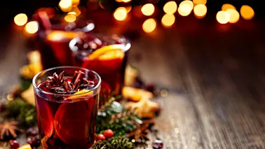 Rød julete eller gløgg for julebordet eller avslutningsfesten på jobb.