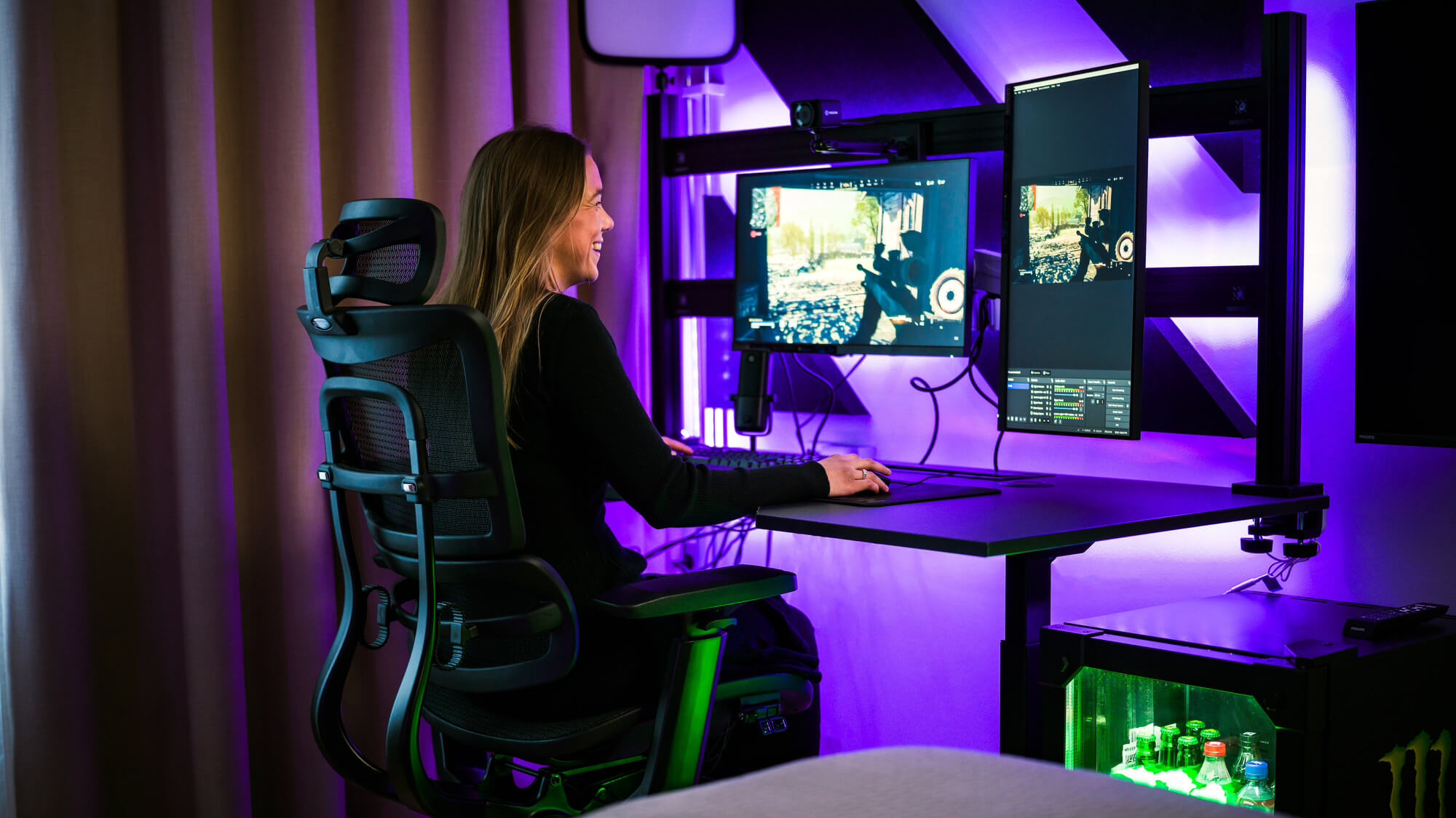 Quality Hotel Expo - Standard Room 2 - Girl sitting at desk gaming_16_9
