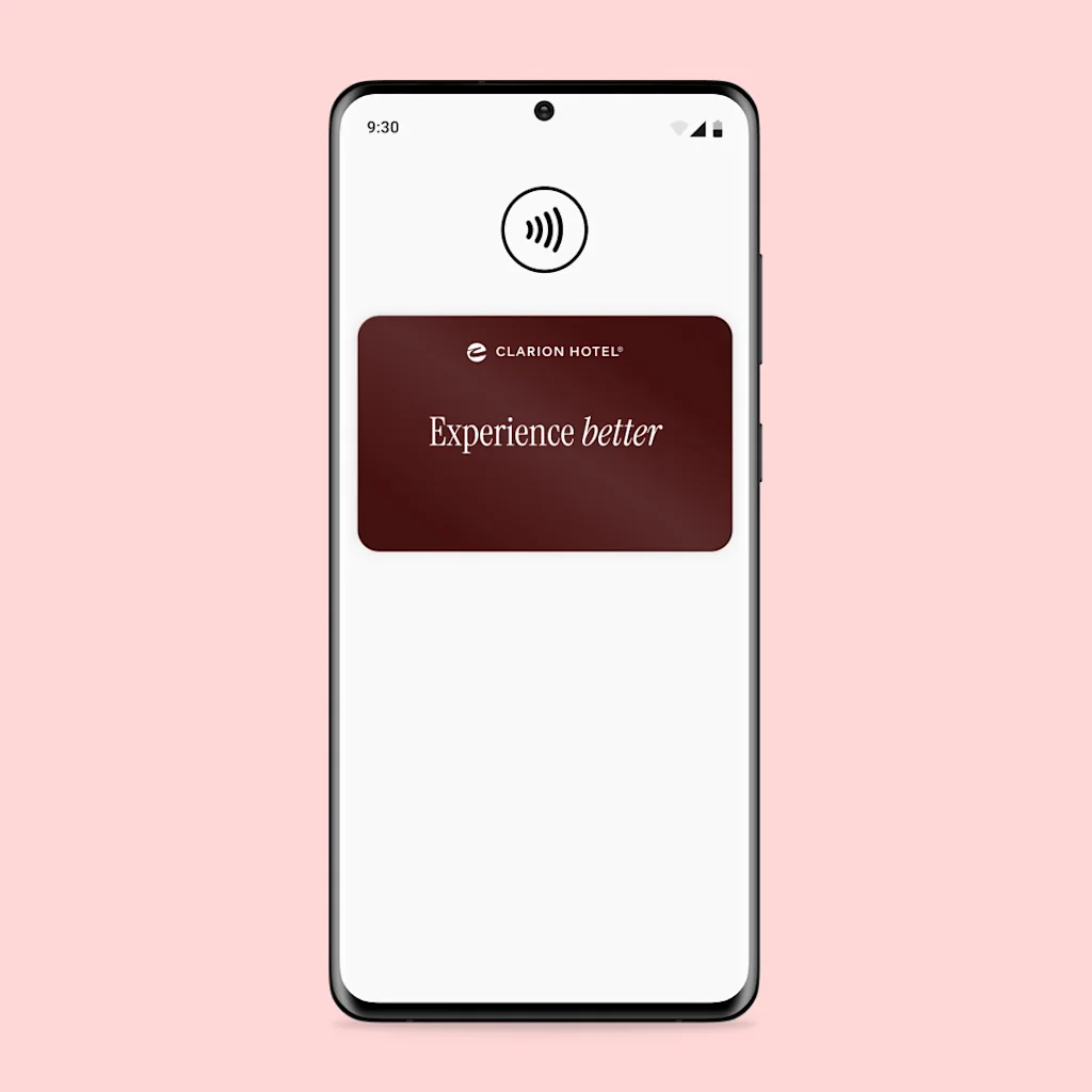 Strawberry hotelnøgle i Google Wallet på en Android-telefon med teksten Experience better.