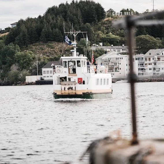 Den historiske passasjerfergen Sundbåten som seiler over havnen i Kristiansund.