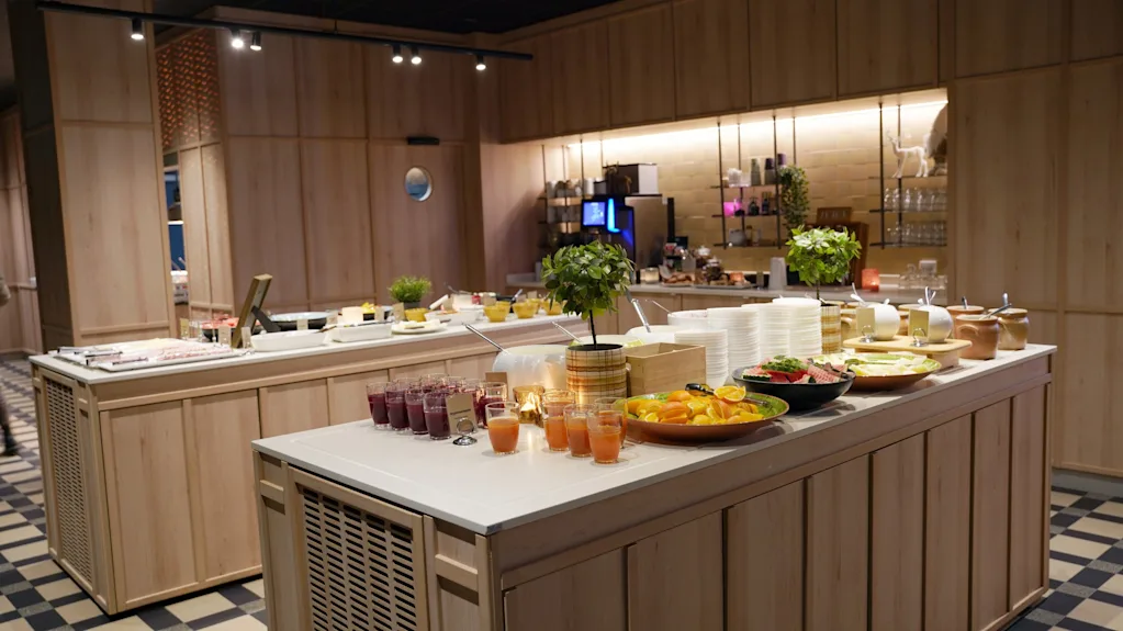 Eloisa aamiaisbuffet Quality Hotel Sundsvallissa, tarjolla erilaisia tuoremehuja, hedelmiä ja herkullisia ruokia.