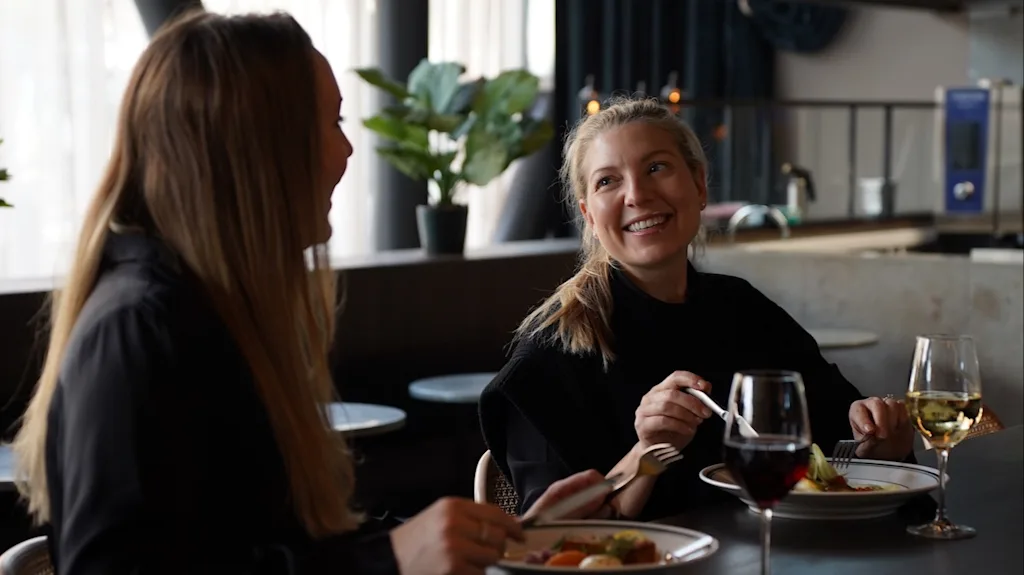 Två vänner i baren på brasserie NÒR i Stockholm.