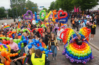 pride-parade-helsinki-people.jpg
