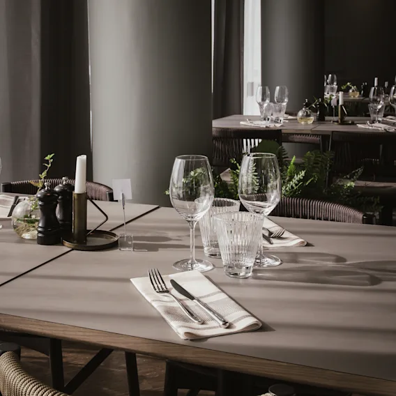 Ett vackert dukat matbord i en modern restaurang på Quality Hotel Arlanda XPO, redo för gäster.