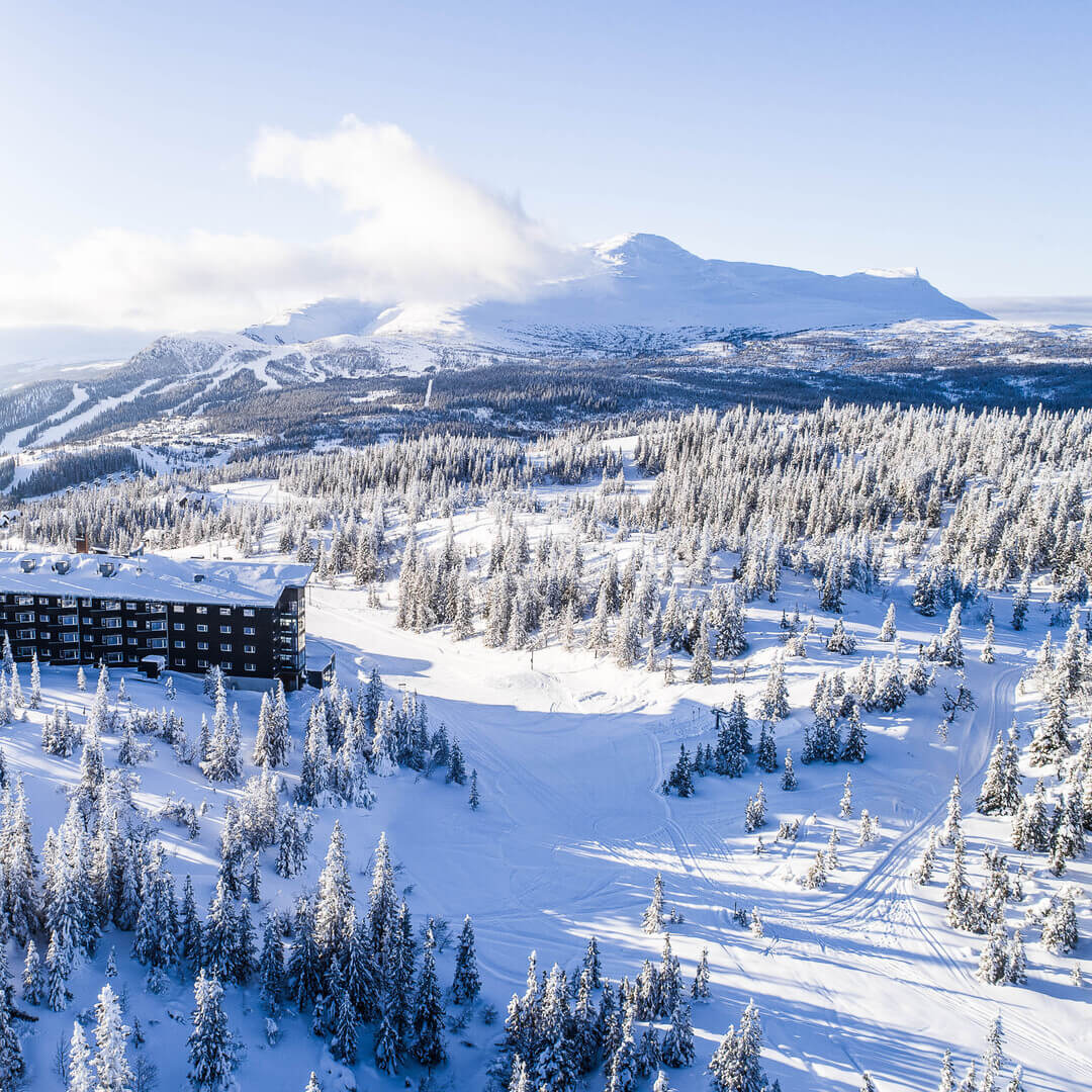 Åre and the hotel Copperhill Mountain Lodge on a snowy and sunny winter day.