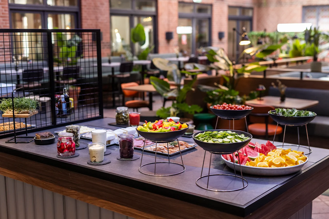 A vibrant breakfast buffet at Comfort Hotel Vesterbro, featuring fresh fruits, vegetables, and other delicious morning selections.