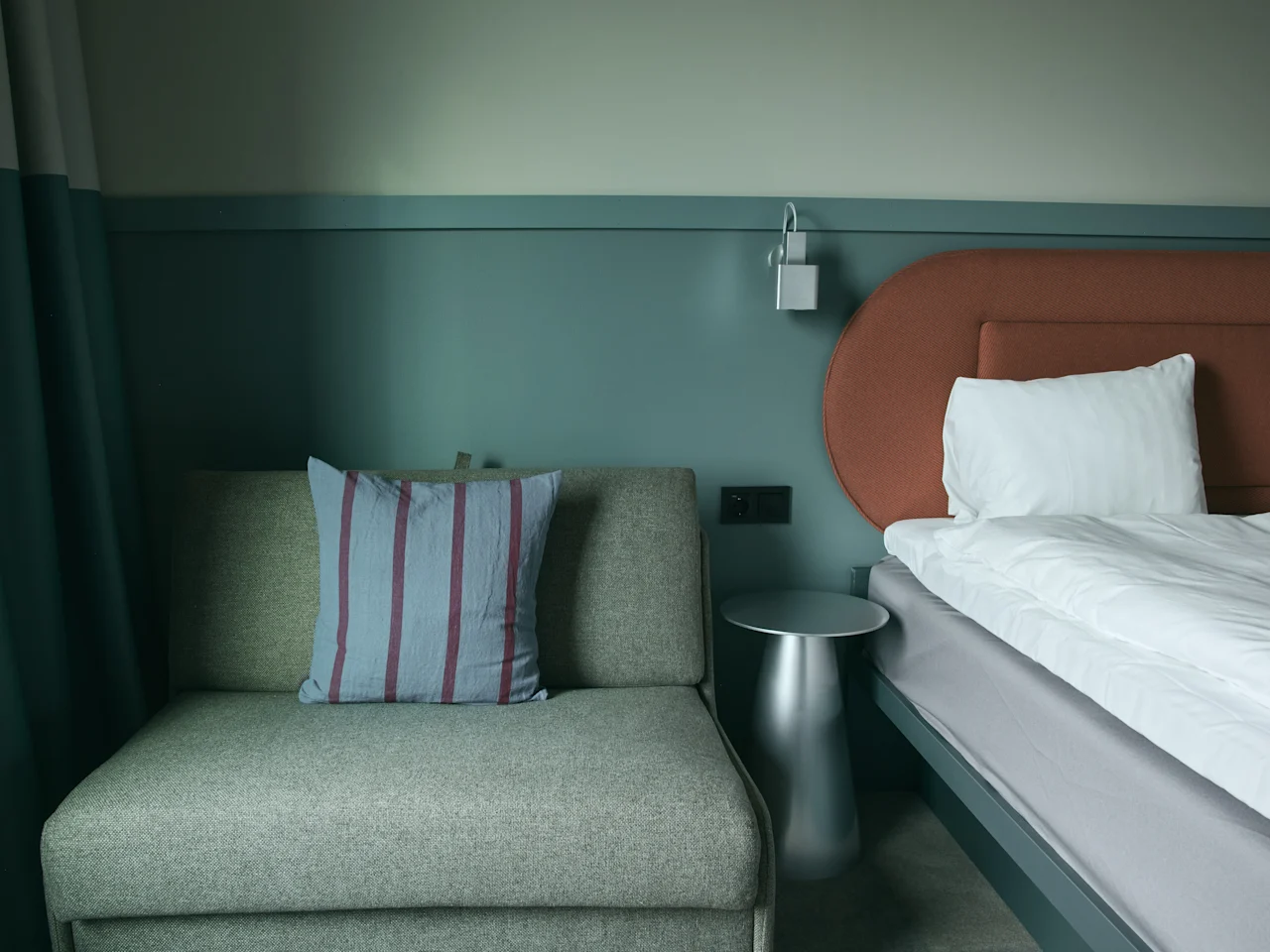 Ett inbjudande och bekvämt gästrum på Stopover Hotel Falkenberg, perfekt för en avkopplande vistelse.