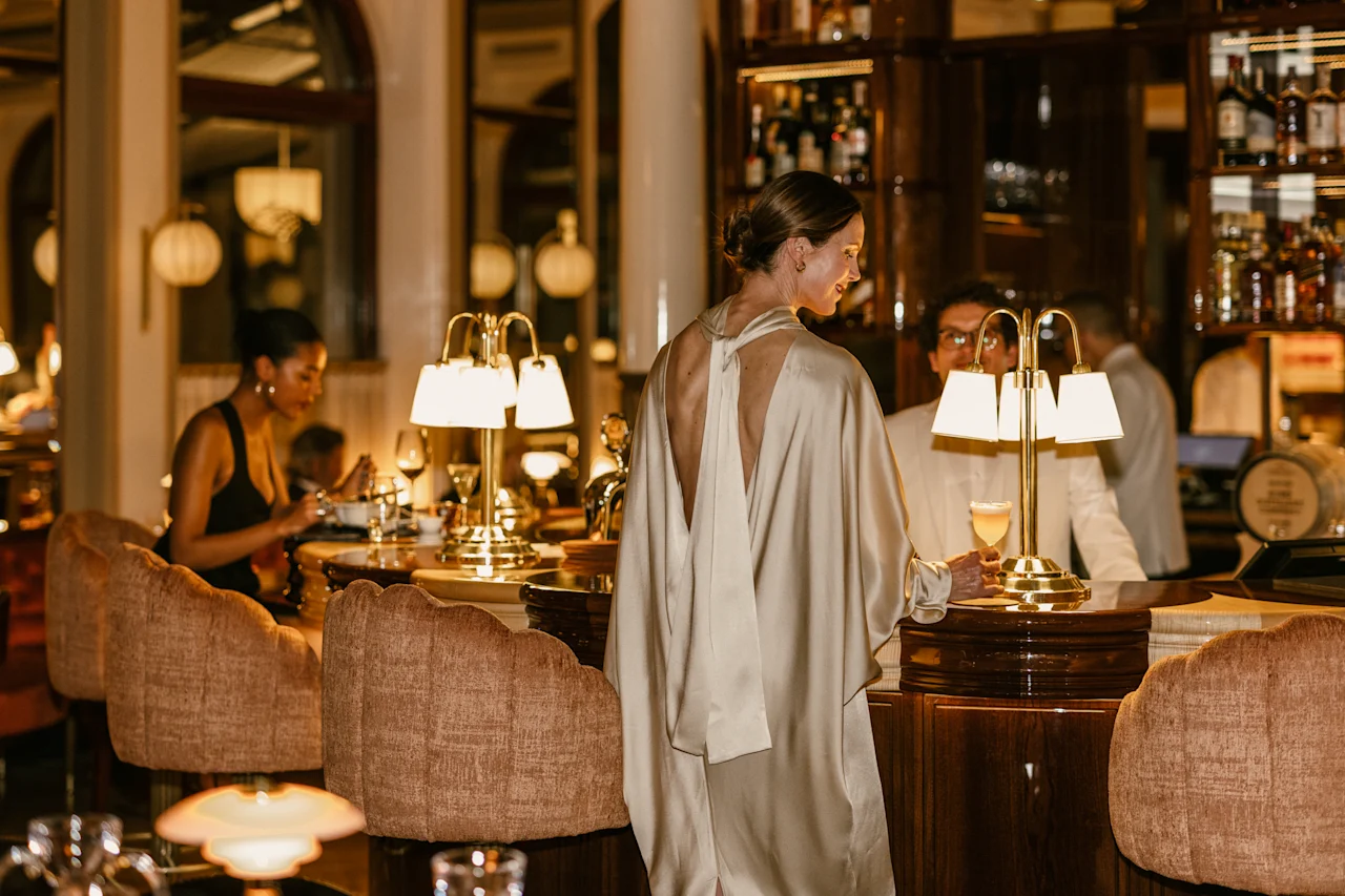 Vieraat nauttivat illasta ulkona, osa baarissa ja osa ruokailemassa lämpimässä, kutsuvassa ilmapiirissä. Hotel Kämp – Kämp Bar.