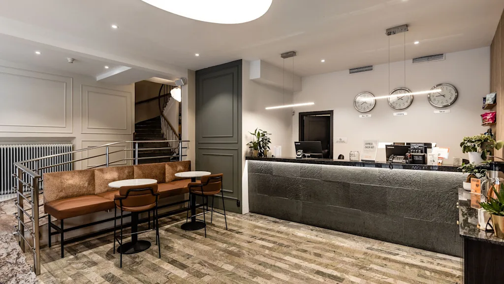 Comfort Hotel Linköping Cityn aula, jossa on vastaanotto, mukavat istuimet ja pikakirjautumiskyltti.