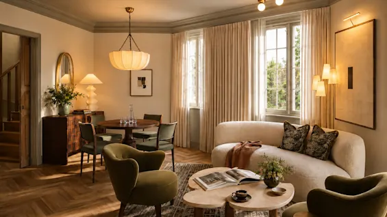 En stilfull hotellounge och matplats med bekväma sittplatser, varm belysning. Våra rum tar fortfarande form visualiseringar inte fotografier.