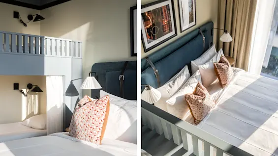 Et lyst og hyggeligt hotelværelse på Hernö Gin Hotel med en køjeseng og en komfortabel seng, badet i naturligt lys.