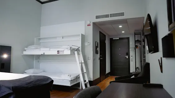 Moderni ja toimiva hotellihuone Quality Hotel View -hotellissa, jossa on mukava sänky, kerrossänky ja työpiste.