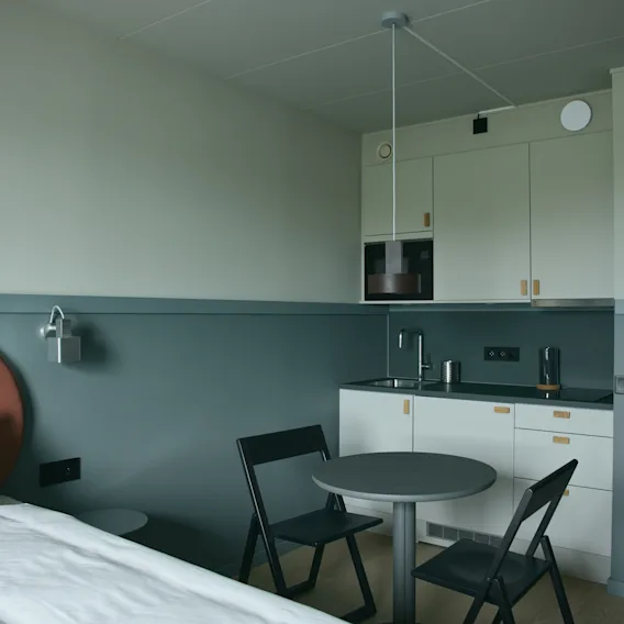 Ett mysigt och funktionellt hotellrum på Stopover Hotel Falkenberg, med en bekväm säng och ett praktiskt pentry med sittplatser.