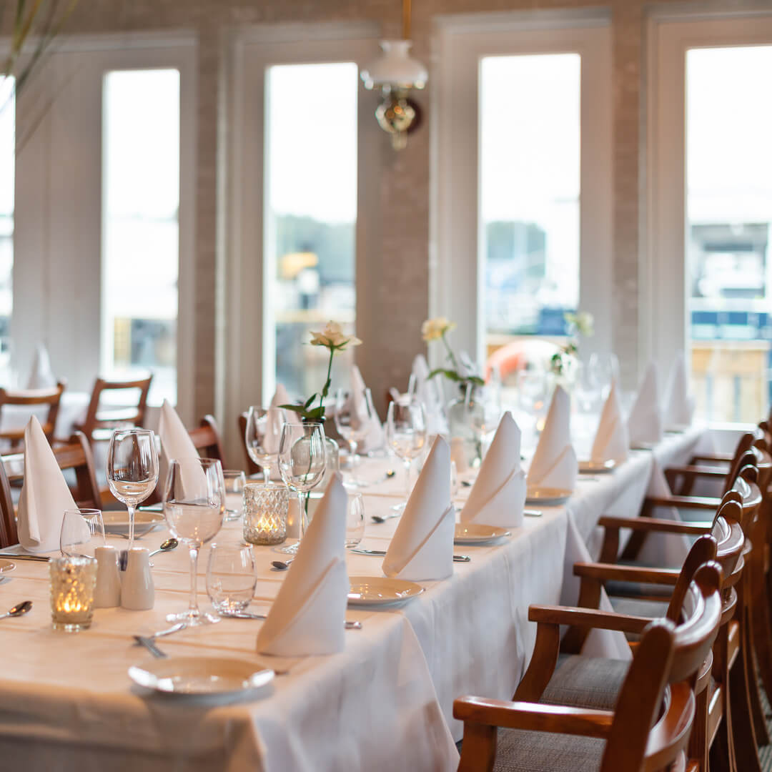 Dekket bord på restaurant Bryggekanten på Quality Hotel Florø