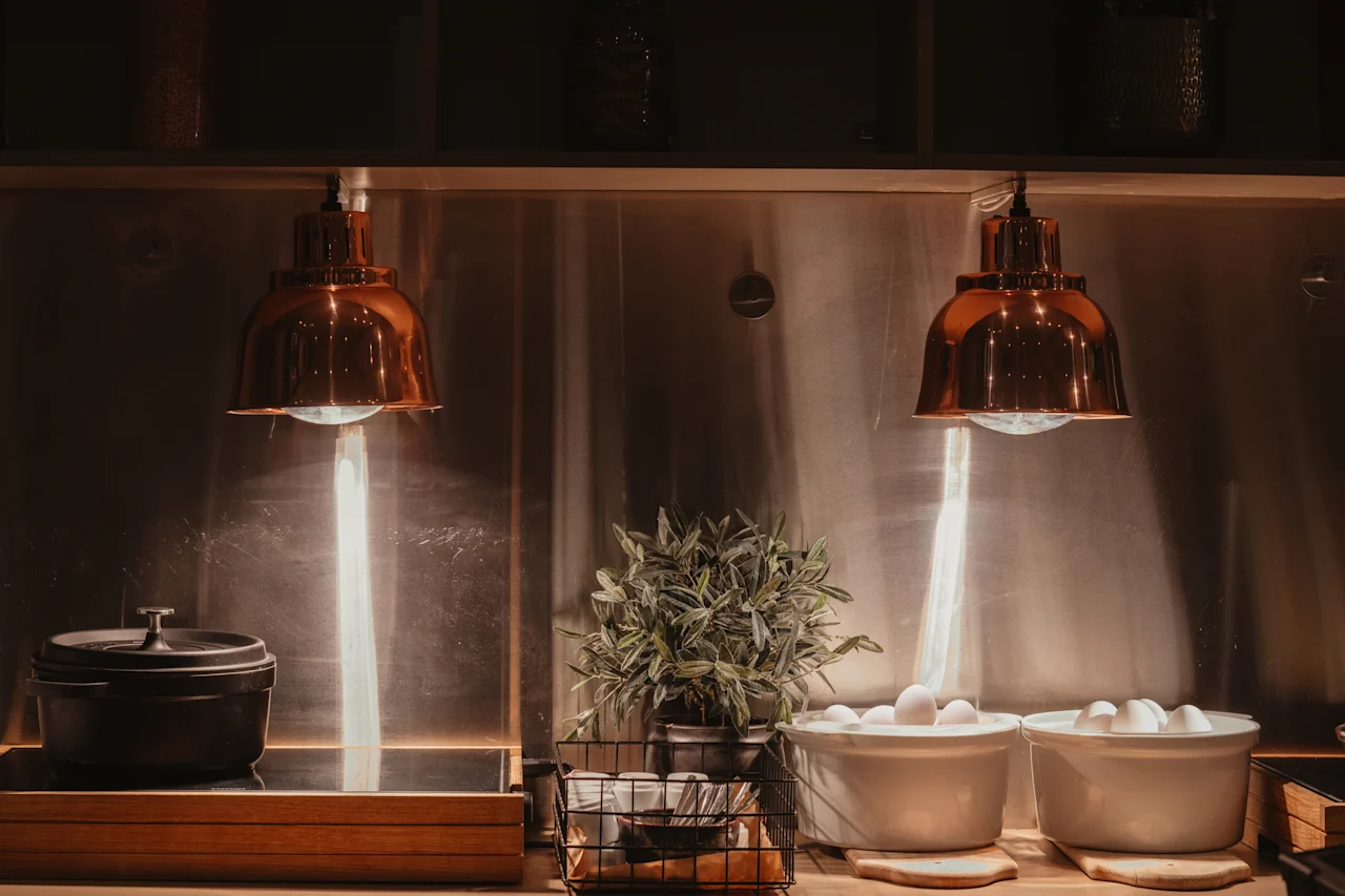 En hyggelig madstation med varm belysning, med en gryde og skåle med æg, klar til et lækkert måltid.