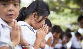 Kambodsja jente med foldede hender